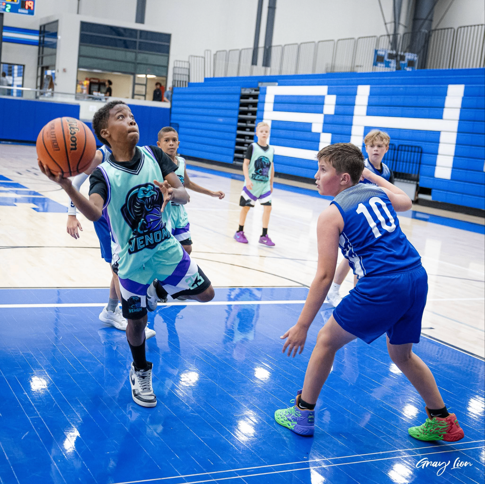 Youth basketball player driving to the rim at a Hoop House tournament
